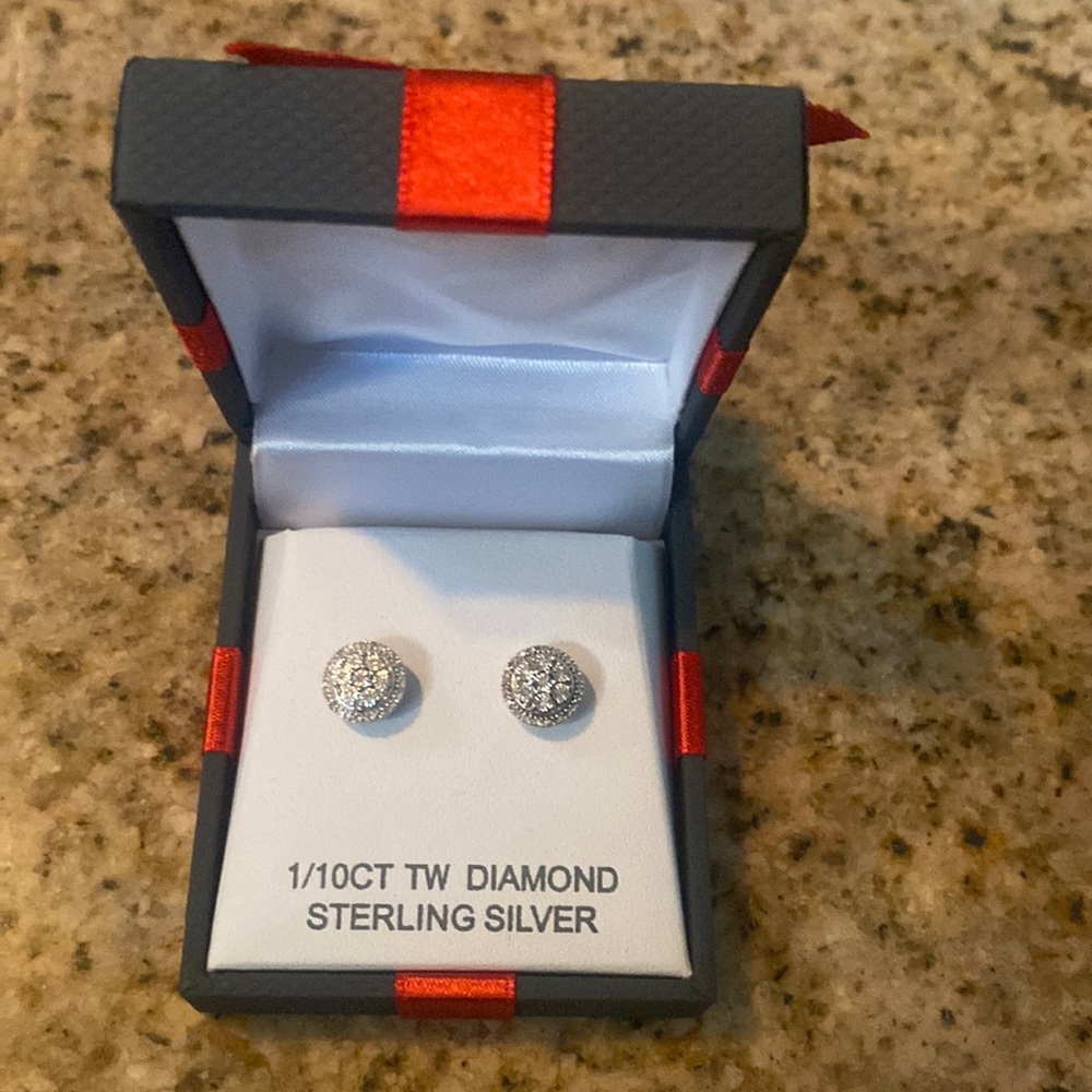 Beautiful 🤩 White sterling silver stud earrings
